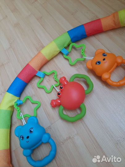 Дуга с игрушками на коляску