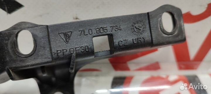 Кронштейн фары правый Volkswagen Touareg 7LA AXQ