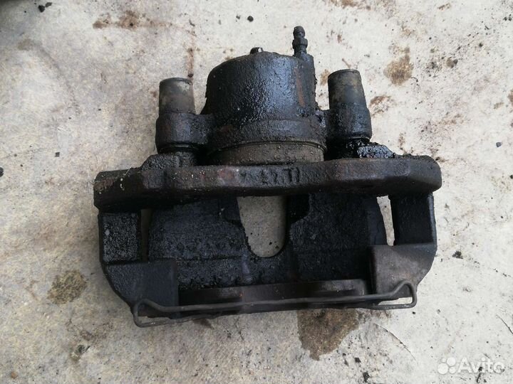 Суппорт тормозной передний Мазда 3 вк