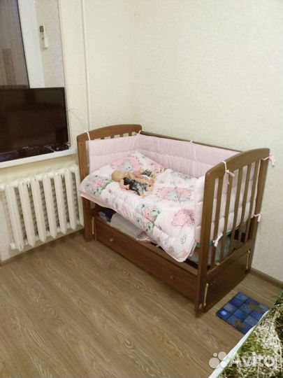 Детская кроватка с продольным маятником