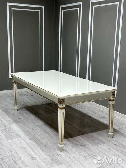 Кухонный стол и стулья новые