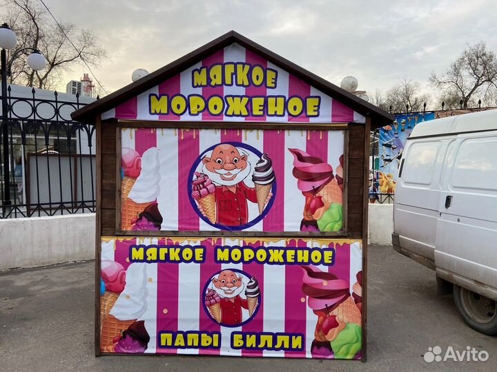 Продавец на киоск мороженого