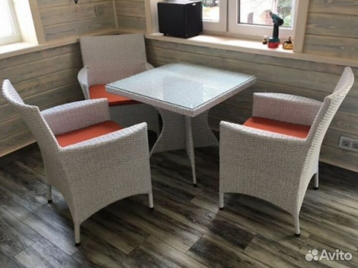 Стулья из искусственного ротанга