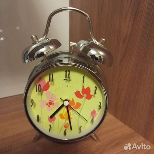 Часы будильник новые