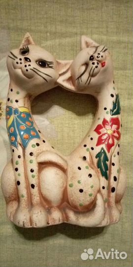 Фигурка из глины двух влюбленных котов