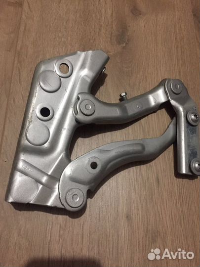 Левая петля капота мерседес w245