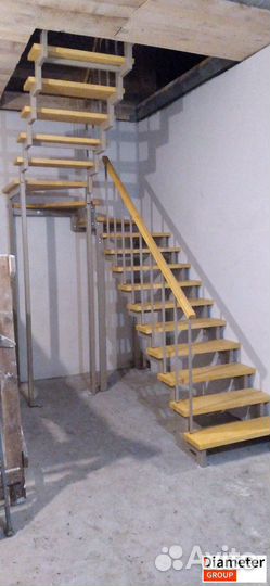 Угловая лестница с подиумными ступенями