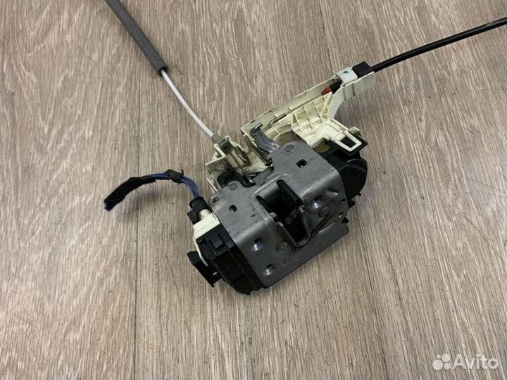 Замок двери передний левый Volkswagen Crafter 2.5