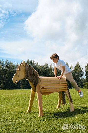 Скульптура деревянной лошадки