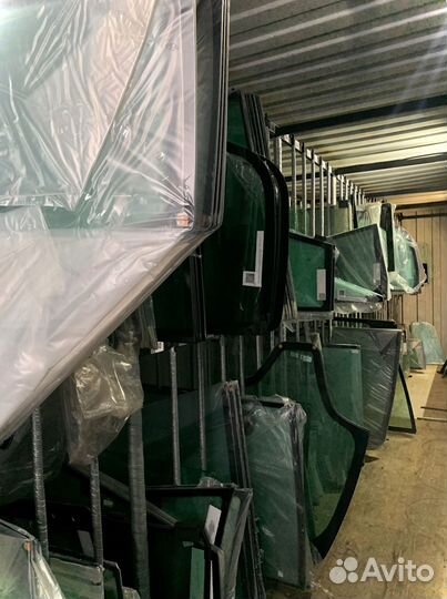 Стекло дверное левое верхнее на Manitou