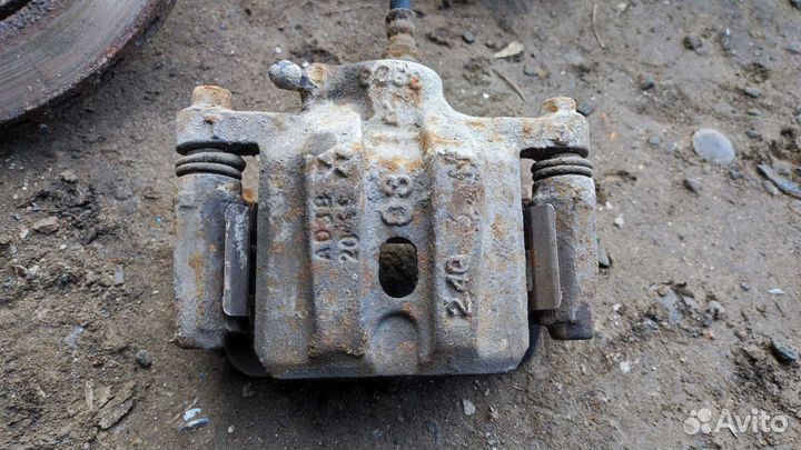 Суппорт задний правый Mitsubishi Galant 8