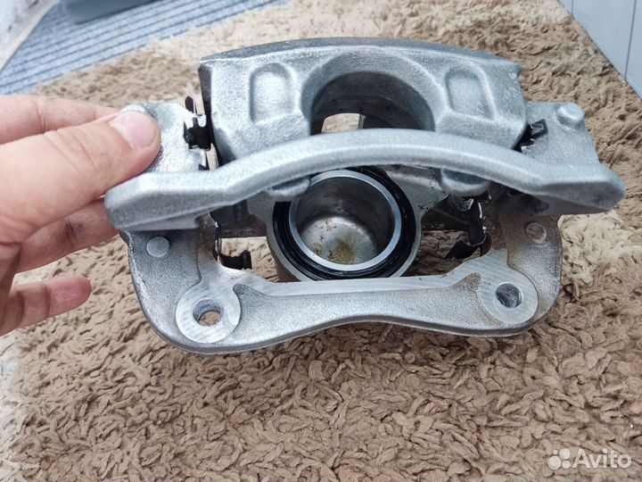 Суппорта передние 58180M6A00