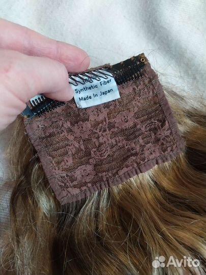 Волосы на заколках светло-русые, хвост