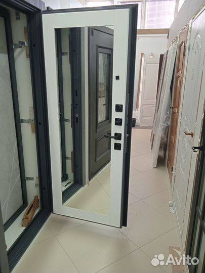 Дверь входная с зеркалом