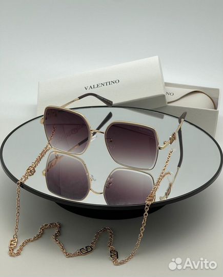 Солнцезащитные очки Valentino