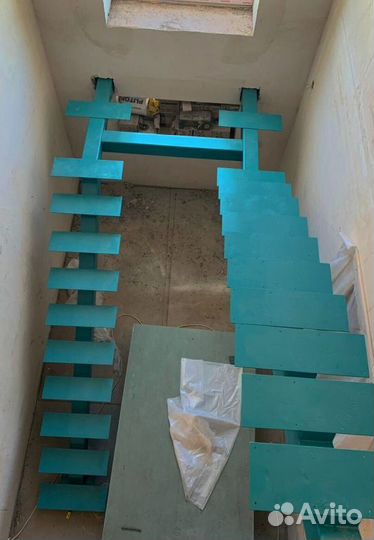 Облицовка лестничного металлокаркаса деревом