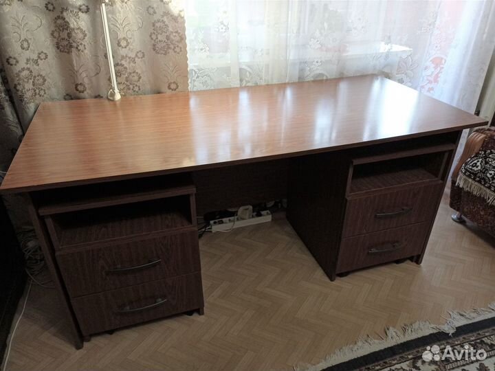 Письменный стол с выдвижными тумбами