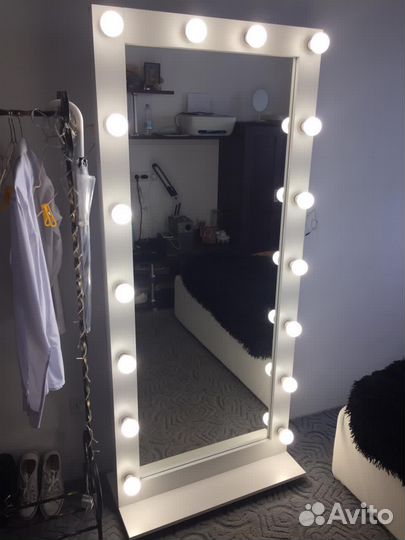 Гримерное зеркало с лампочками