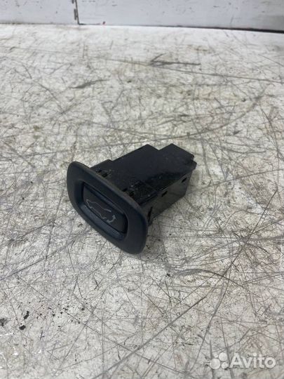 Кнопка багажника Mitsubishi Outlander 3