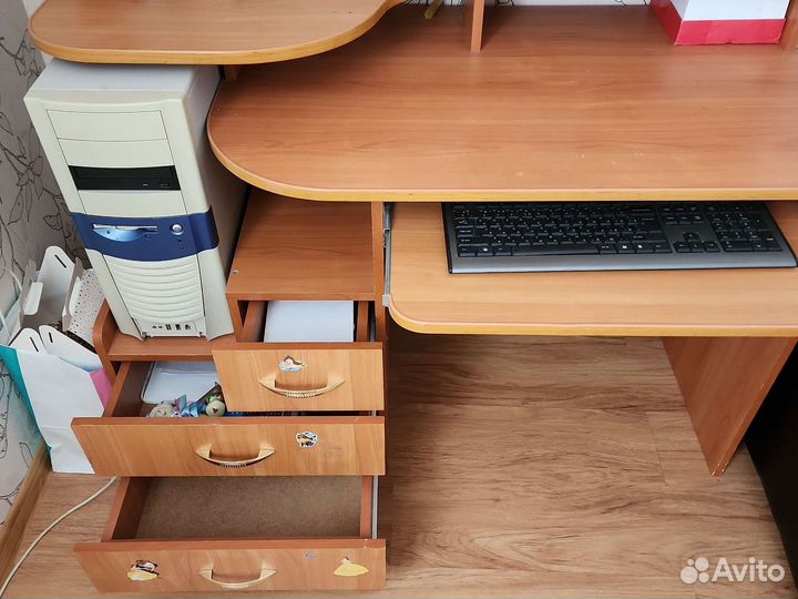 Компьютерный стол