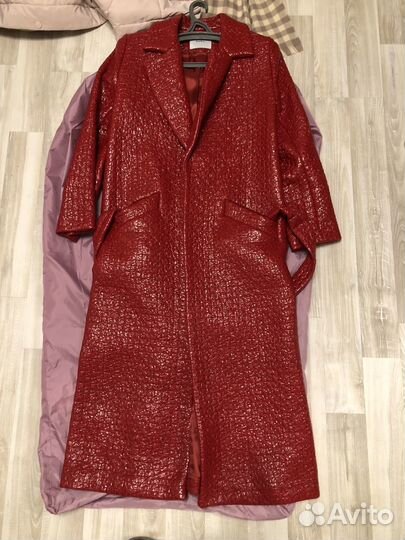 Лакированный плащ