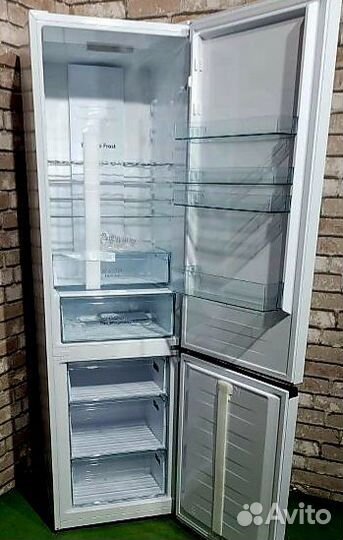 25200) Холодильник Hisense RB434N4BW2