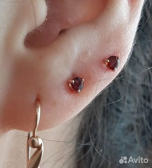 Золотые серьги с гранатом