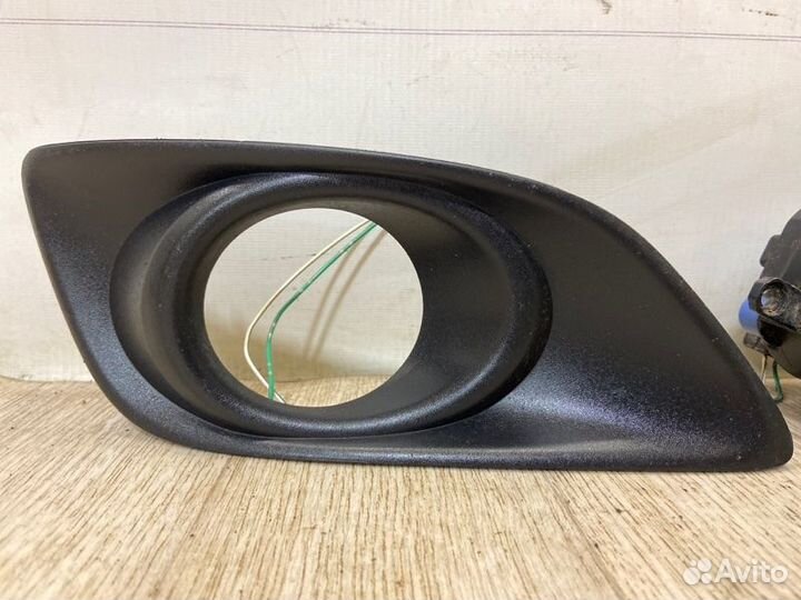 Фара противотуманная передняя Toyota Avensis T25