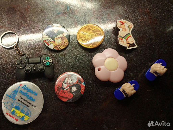 Значки с аниме, брелки, игрушки