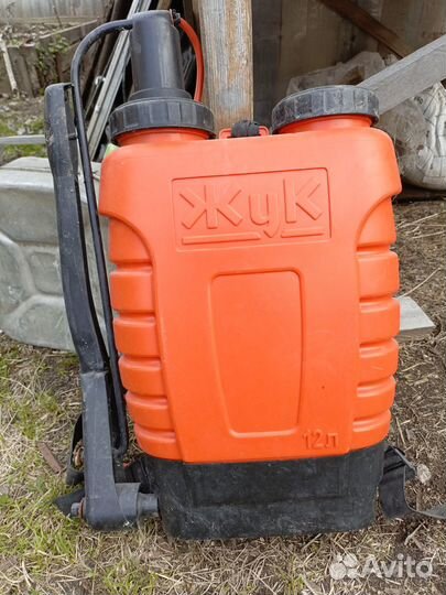 Продам опрыскиватель жук 12л