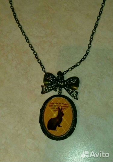 Кулон для хранения фотографий, открывающийся