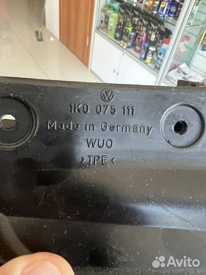 Брызговик передний пара Volkswagen Golf 5