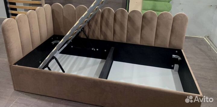 Кровать с мягким изголовьем