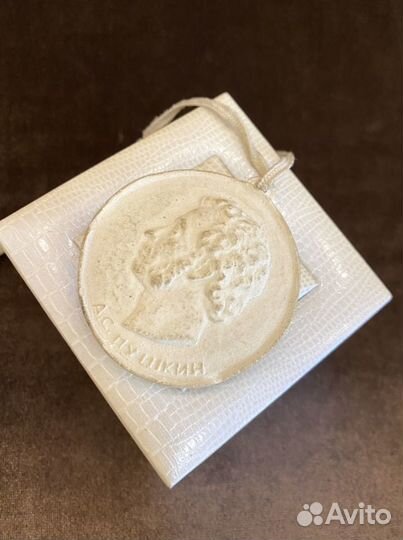 Медаль настольная.Барельеф Пушкина.Бисквит