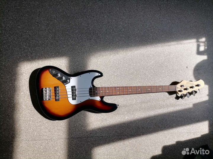 Бас гитара леворукая