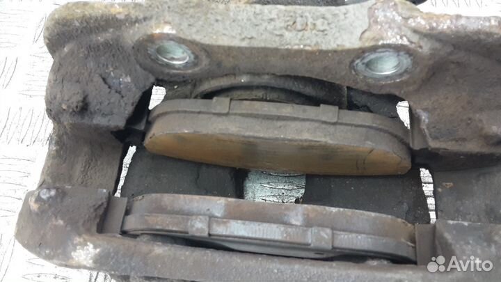 Суппорт передний правый Peugeot 3008 2010 4401N9