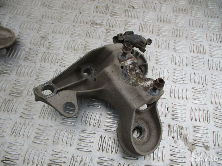 Кронштейн опоры двигателя Пассат Б5, А4 Б5, А6 С5