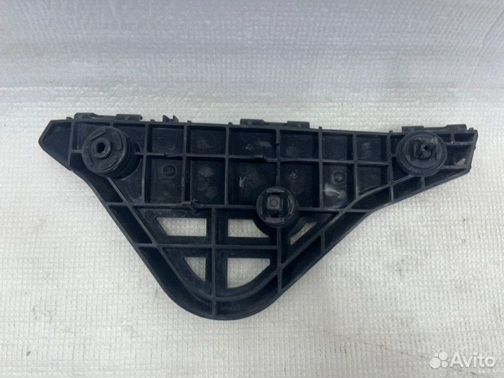 Кронштейн бампера передний правый Toyota Camry