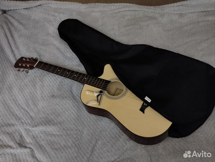 Акустическая гитара + чехол и каподастр