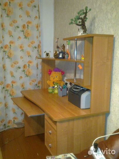 Компьтерный стол с горизонтальными полочками