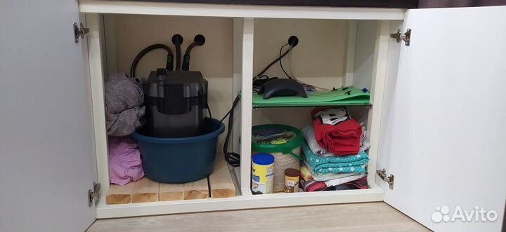 Аквариум на тумбе карпы кои