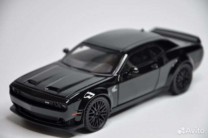 Модель автомобиля Dodge Challenger SRT металл