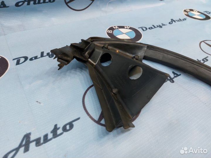Уплотнитель двери задний левый Mercedes-Benz