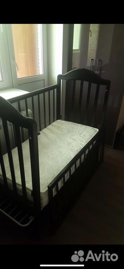 Детская кроватка с поперечным маятником