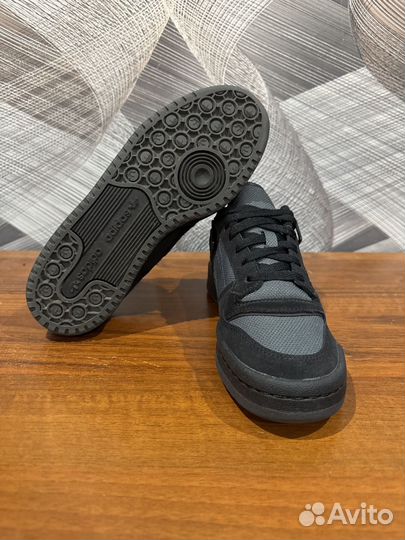 Кроссовки Adidas forum размер 37