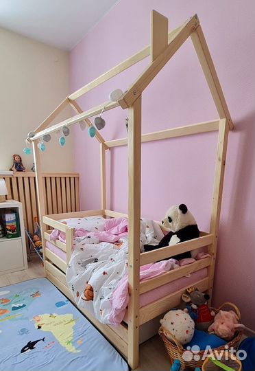 Детская кровать домик из массива