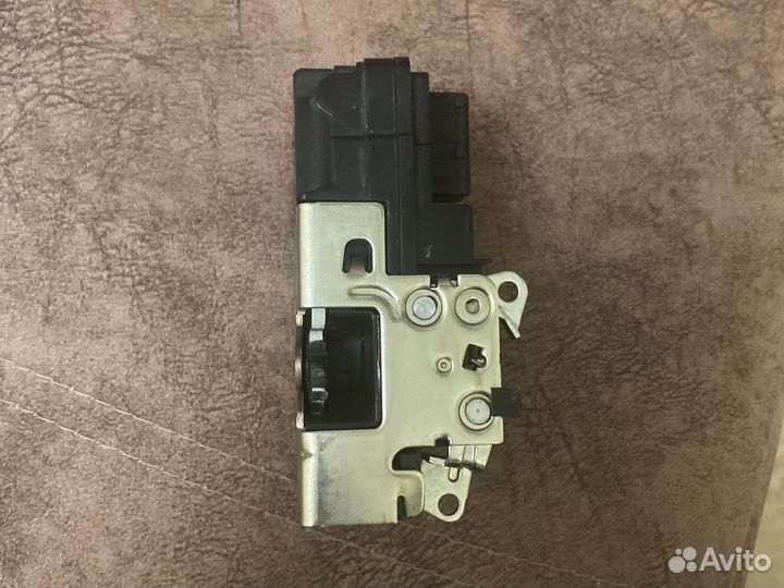 Замок передней левой двери ваз granta