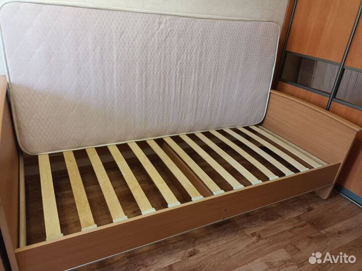 Кровать с матрасом