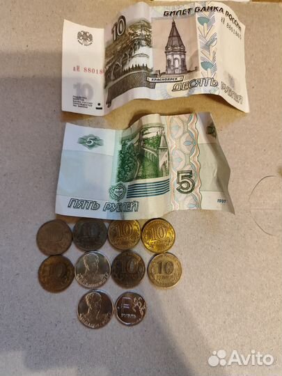 Золотые монеты и серебро