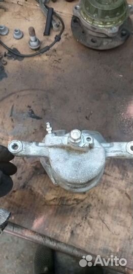 Суппорт передний левый тойота камри 50